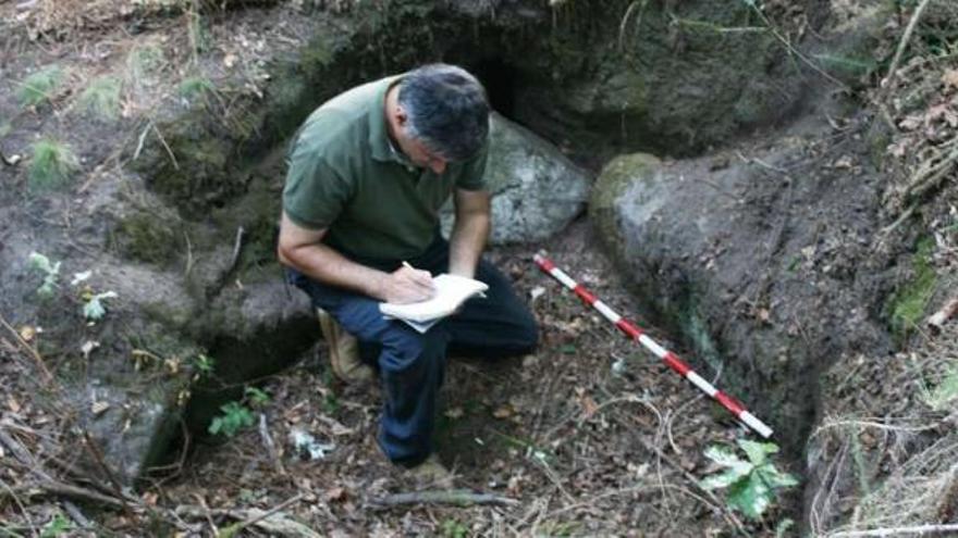 Juanjo Álvarez en el interior de la cámara del túmulo. // G.E. Outeiro