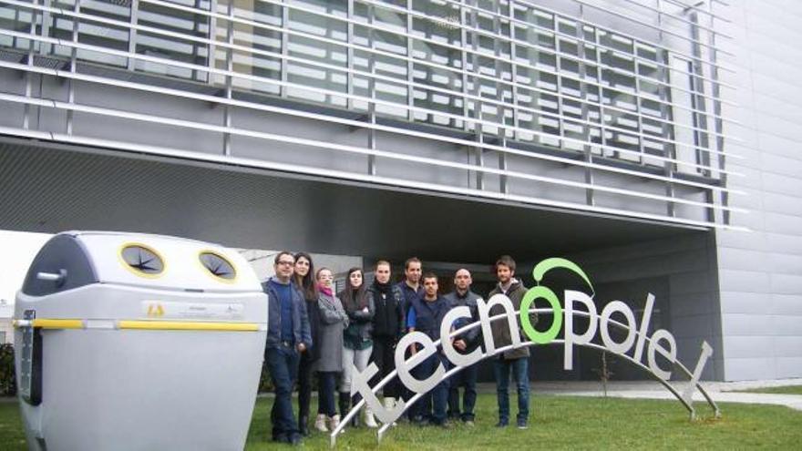 El equipo de Formato Verde, con uno de los colectores Bib Bin que diseñaron.  // FdV