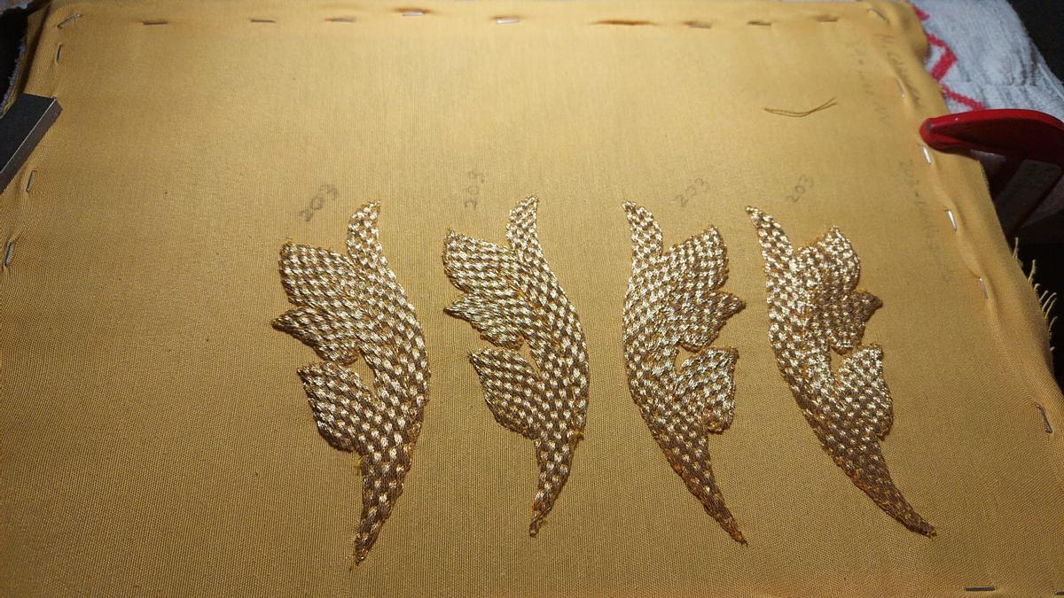 Piazas bordadas del palio de Crucifixión, aún sobre el bastidor.