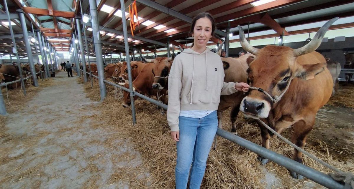 Elena Sánchez con una de sus vacas de raza casina. | D. O.