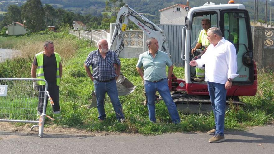 O alcalde larachés, á dereita, supervisando as obras en O Peón