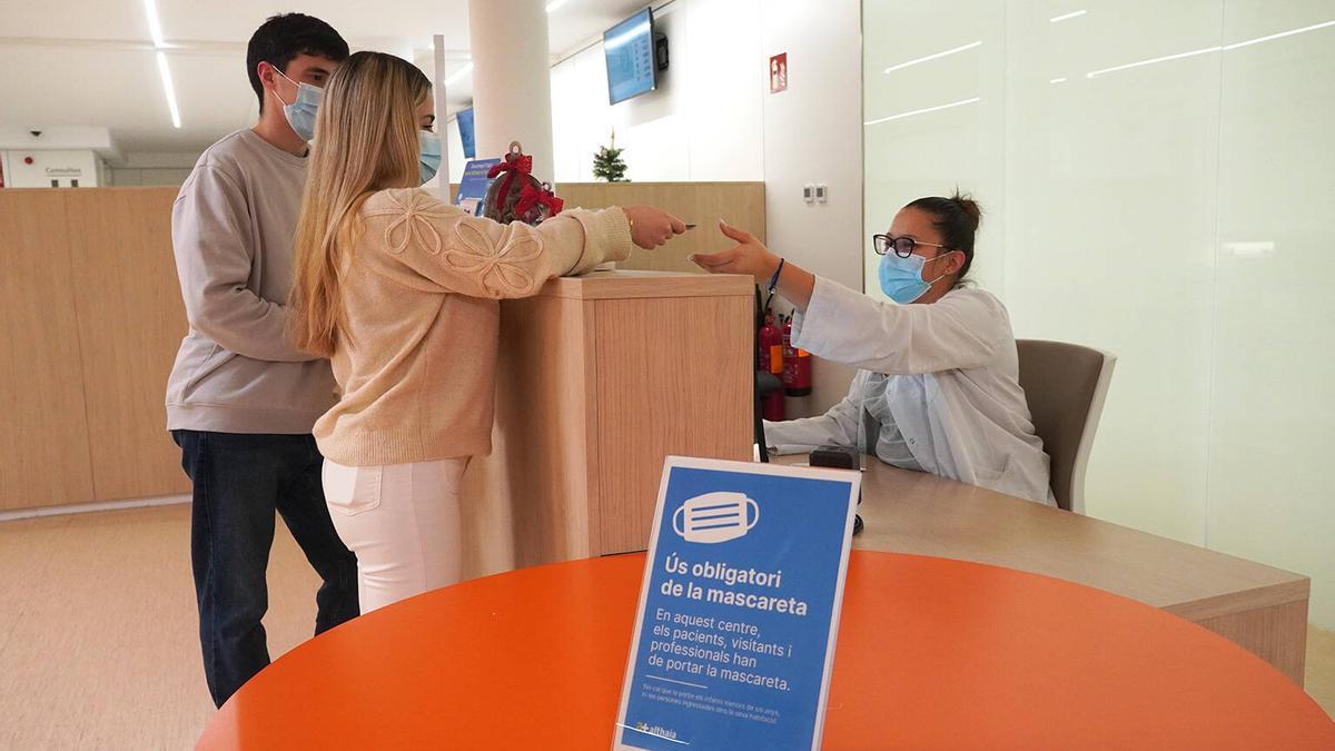 Dos usuaris amb mascareta a l'hospital Sant Joan de Déu de Manresa
