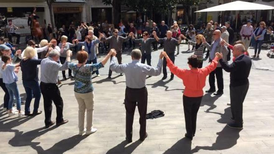 La Cobla Rossinyolets posa un tocde música a la plaça de l&#039;Ajuntament