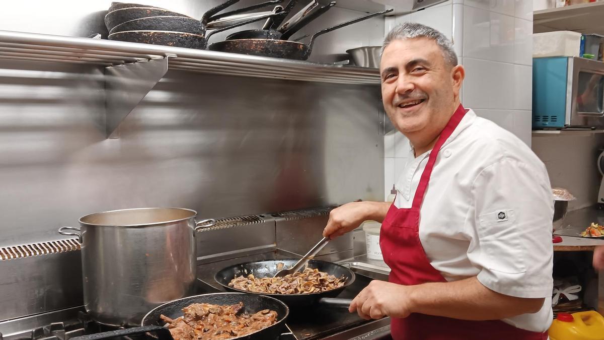 Joan Garcia cuinant al Càlid Cafè de Figueres.