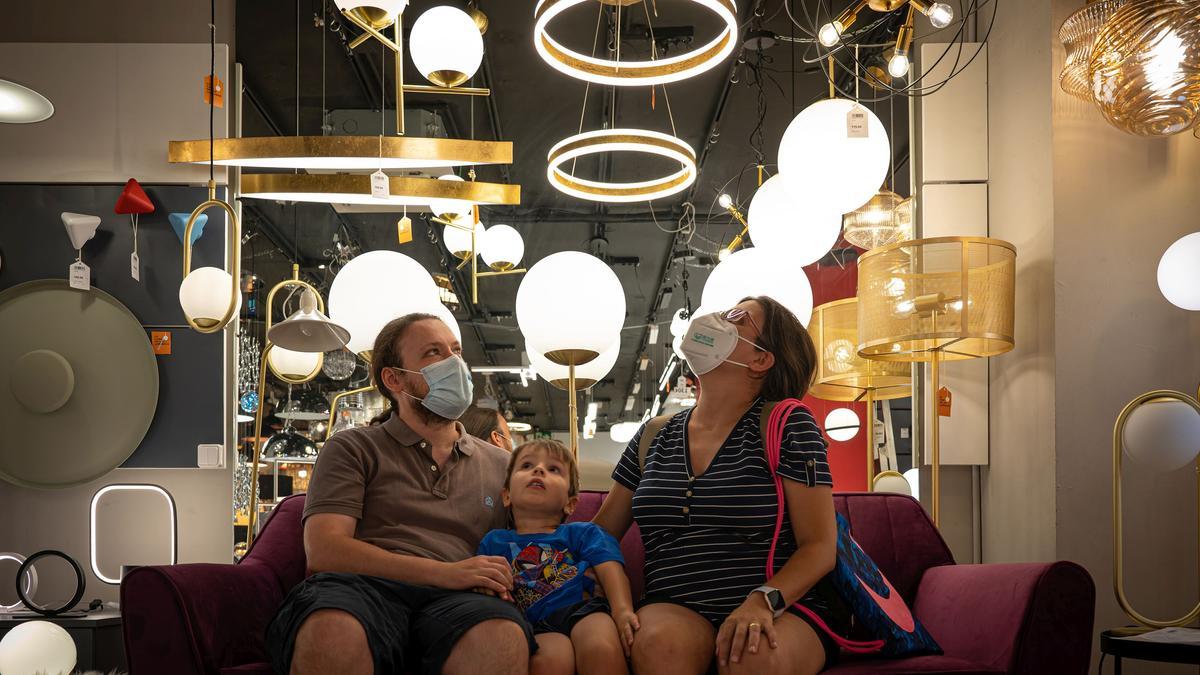 Subida histórica del precio de la luz. Interior de tienda de lámparas