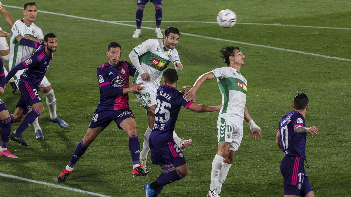 El Elche y el Valladolid disputan el encuentro con la permanencia como objetivo en LaLiga Santander