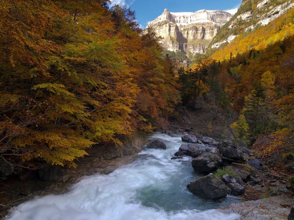 El Parque Nacional de Ordesa y Monte Perdido está coronado por el Monte Perdido, el macizo calcáreo más alto de Europa