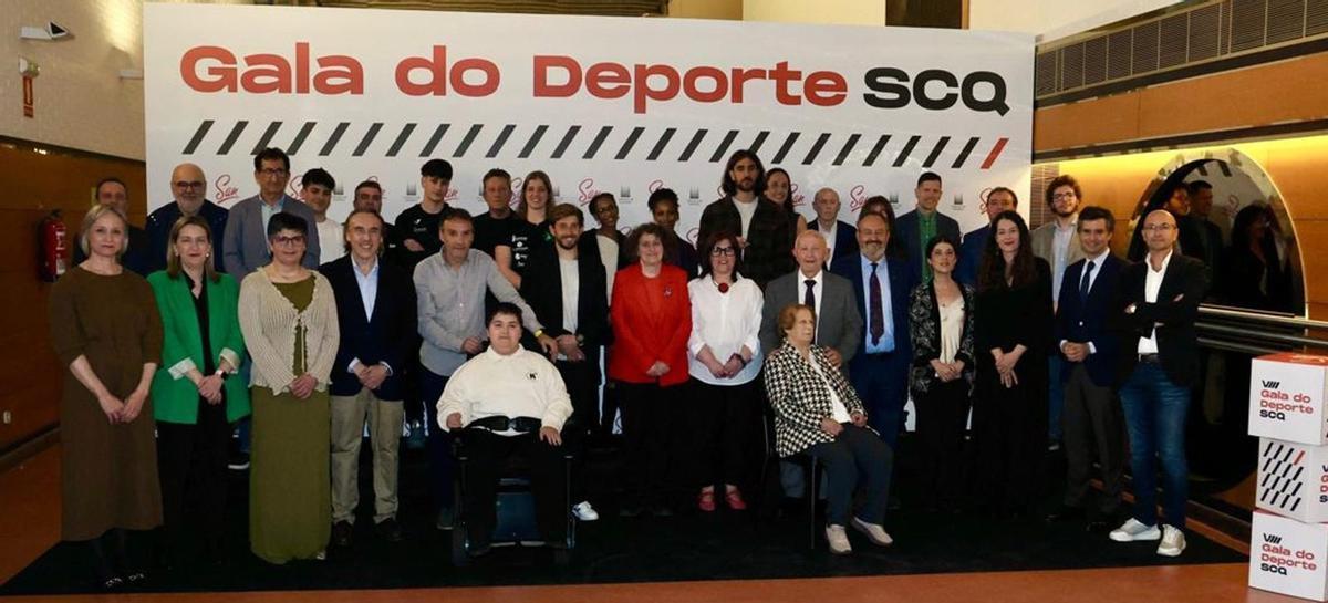 As persoas e entidades premiadas na VIII Gala do Deporte de Santiago con integrantes da Corporación municipal; a alcaldesa, Goretti Sanmartín, no centro, e membros do xurado. | JESÚS PRIETO