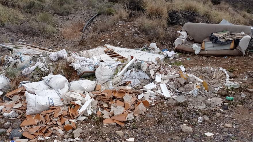 Sillones, muebles y ladrillos de obra: los &quot;guarros&quot; siguen dejando escombros de forma ilegal en Las Palmas de Gran Canaria