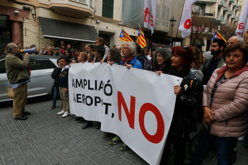 Unas 400 personas reclaman la "paralización" de la ampliación del aeropuerto de Palma