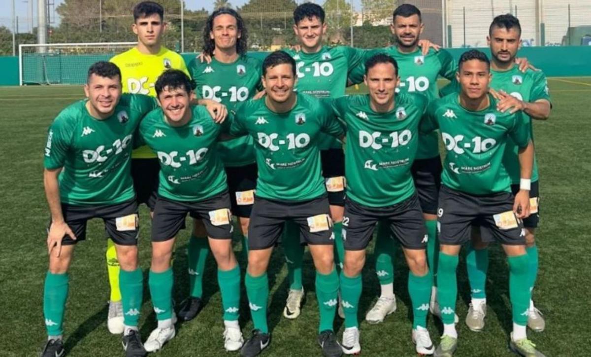 El once inicial de la PE Sant Jordi posa en una imagen de archivo. | 	PE SANT JORDI