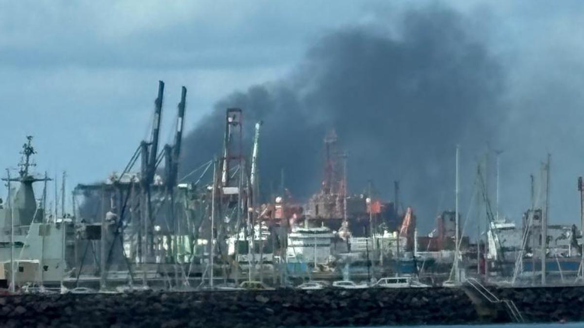 Incendio en unos contenedores en el Puerto de Las Palmas