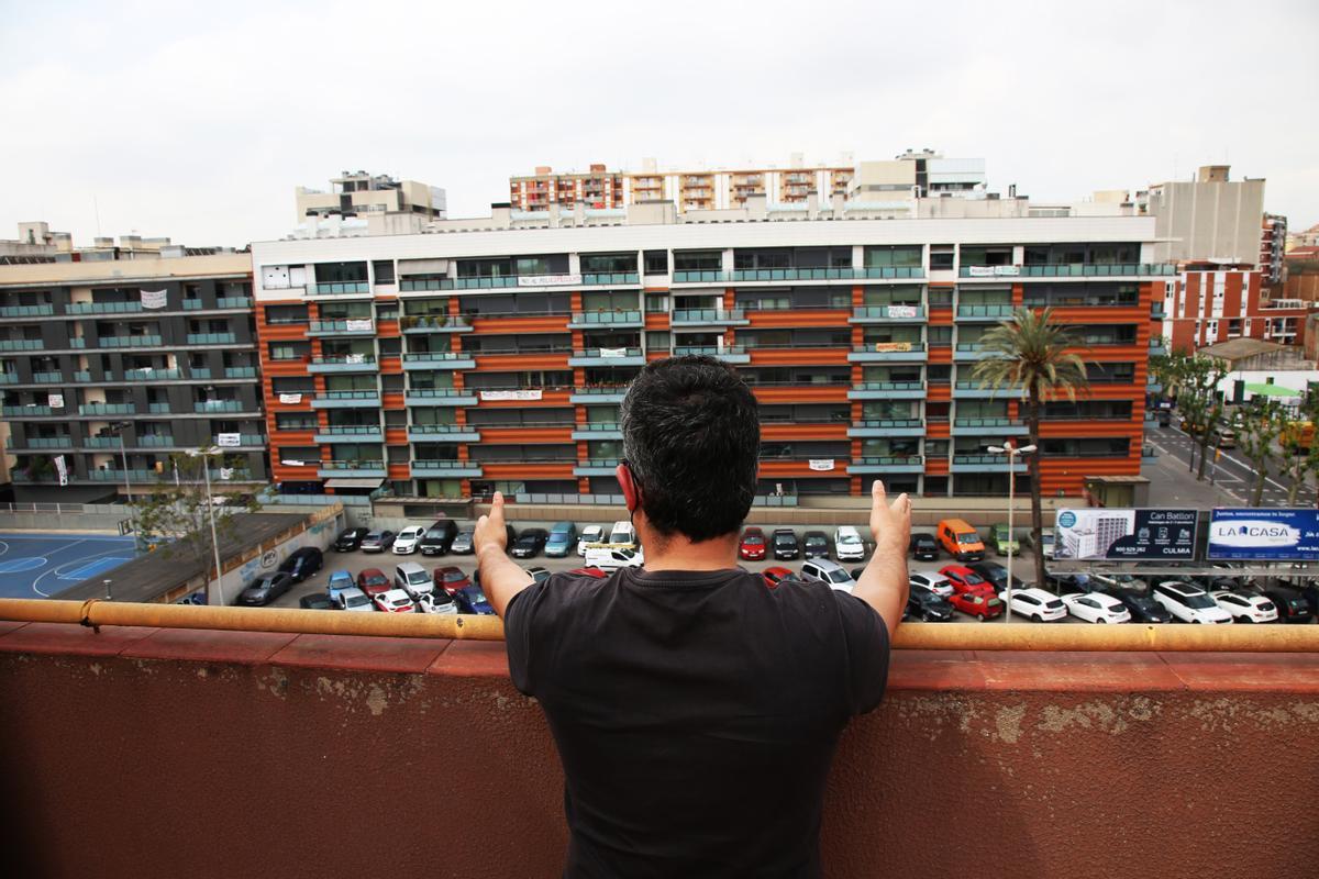 Un vecino de la calle de Gasòmetre observa el solar destinado al nuevo polideportivo del barrio de Santa Eulàlia, en L’Hospitalet de Llobregat