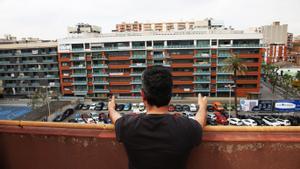 Un vecino de la calle de Gasòmetre observa el solar destinado al nuevo polideportivo del barrio de Santa Eulàlia, en L’Hospitalet de Llobregat