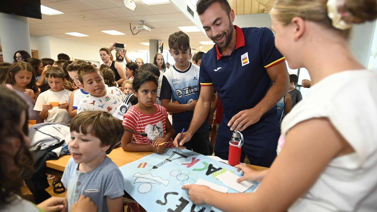 Rodrigo Conde, muy emocionado, en su recepción en Moaña