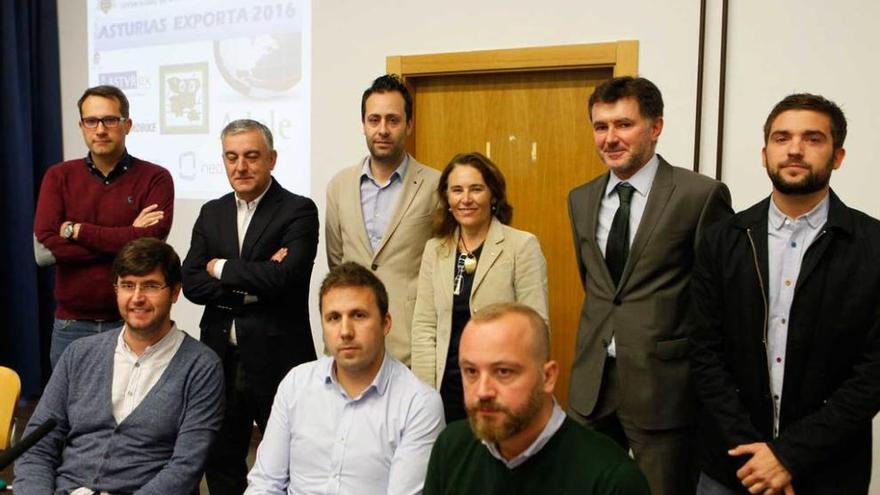 Los conferenciantes, junto a Levi Pérez (de pie, tercero por la izquierda), decano de la Facultad Jovellanos.