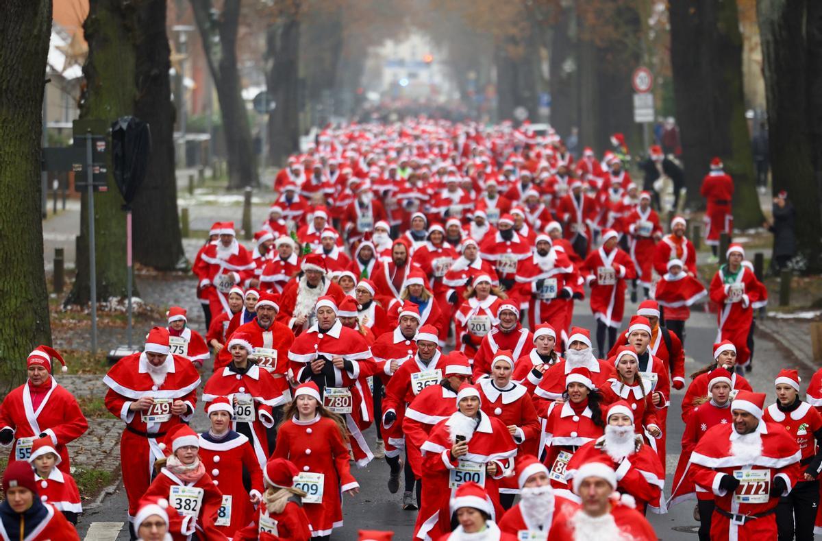 Carrera multitudinaria de papas Noel en Michendorf (Alemania)