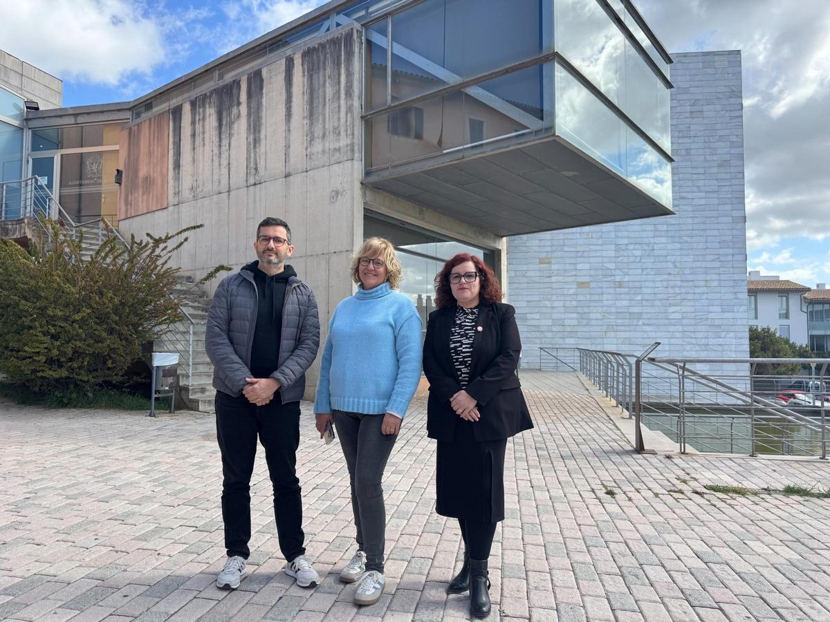 Joan Ferrer, Paquita Campins y Bea Gamundí, este viernes en el Ayuntamiento de Lloseta.