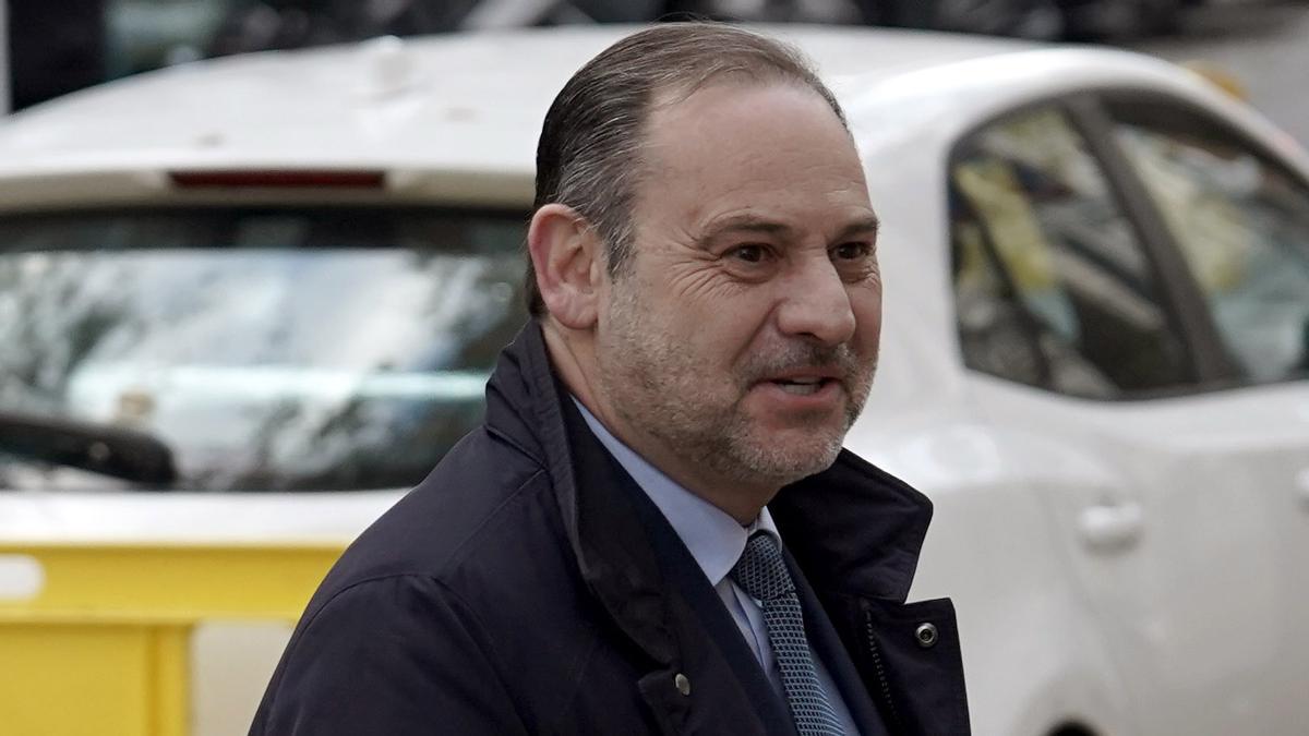 Ábalos afirma que "no hubo comisiones" y que ha dado "aclaraciones suficientes"