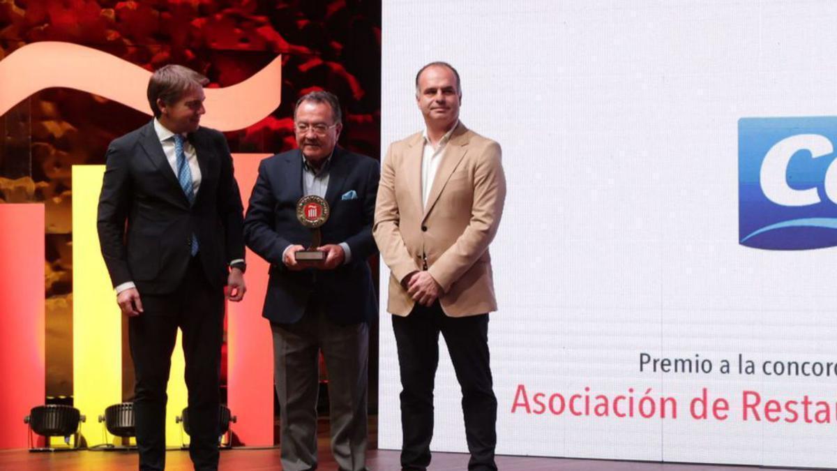 Por la izquierda, José Luis Álvarez Almeida, presidente de Otea, y Pedro Morán, presidente de Foco, en la entrega del premio a la concordia «José Luis Fernández Noriega» en Madrid.