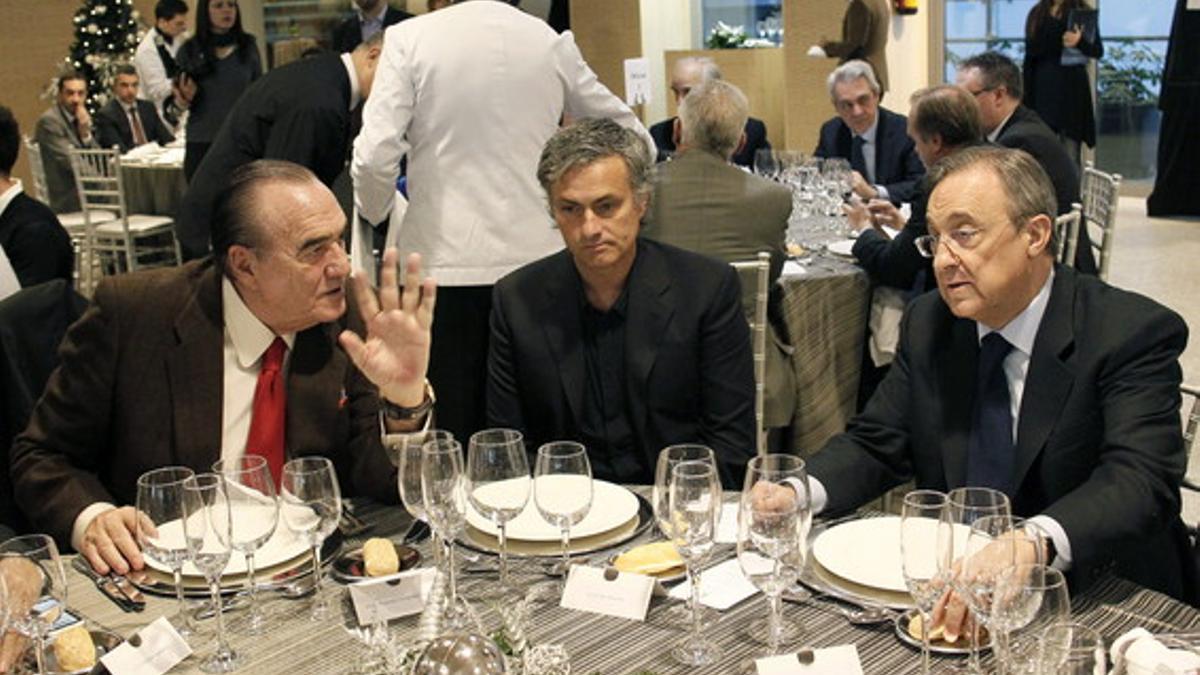 Florentino Pérez (derecha), Mourinho y el vicepresidente blanco Fernando Fernández Tapias, en la comida de Navidad del club, hace un mes.