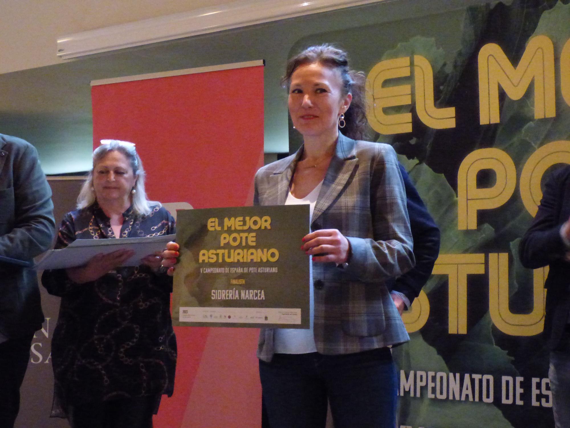 Representantes de los restaurantes finalistas recogen su diploma (13).JPG