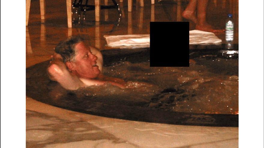 Bill Clinton en un jacuzzi, fotografia sense data, publicada pel Departament de Justícia dels EUA dins dels arxius del cas del pederasta Jeffrey Epstein, acompanyat per una altra persona el rostre de la qual va ser tapat. El DOJ va publicar aquest divendres milers d’arxius del cas Epstein.