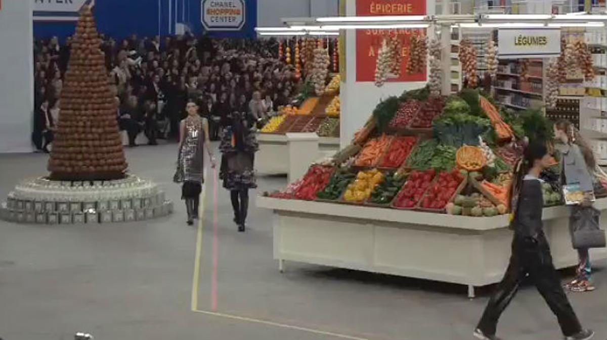 Lagerfeld porta les models a comprar a un súper.