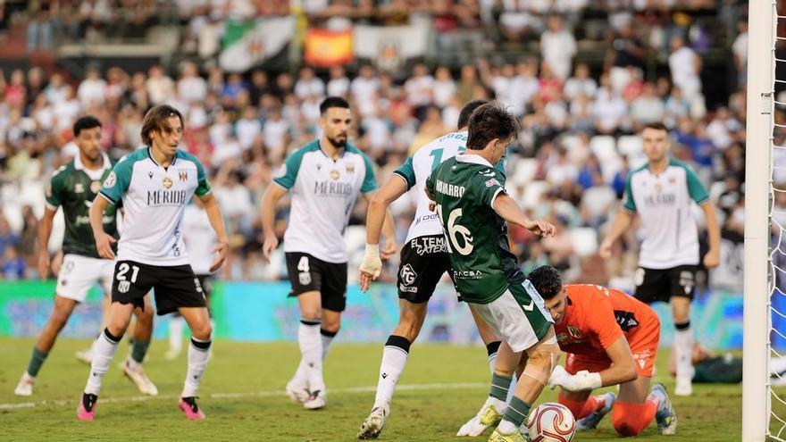El espíritu de Koné le da la victoria al Mérida en el derbi ante el Cacereño