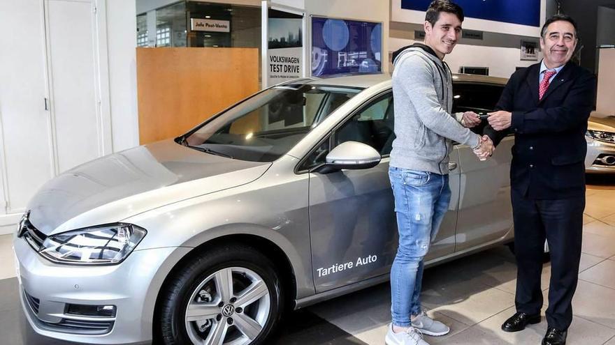 Saúl Berjón recibió ayer de manos de Alejandro Canga, director de ventas de Tartiere Auto, las llaves del coche del equipo.