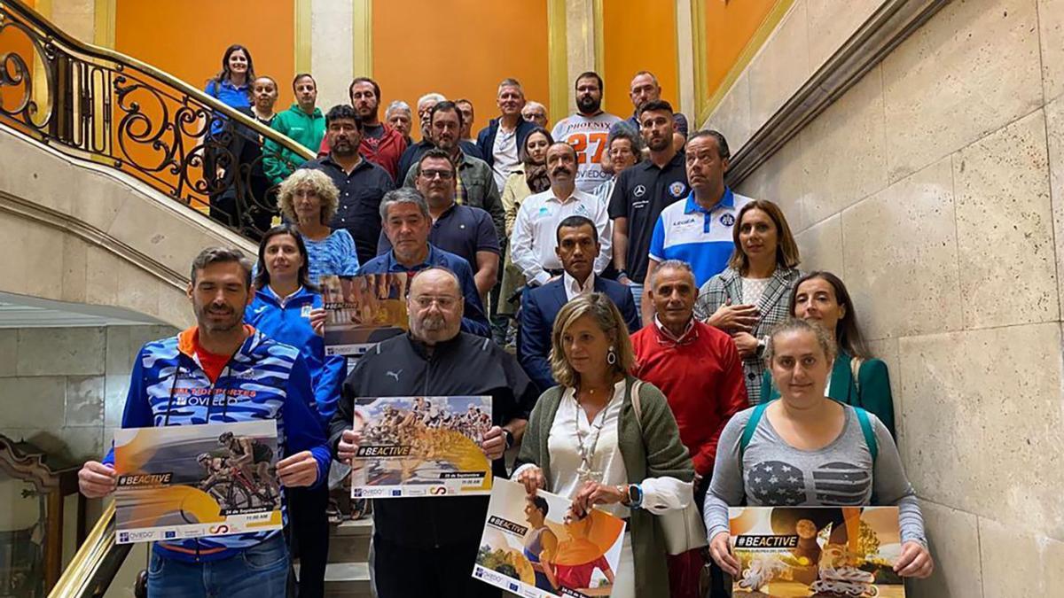 Concha Méndez, en el centro, junto a los clubes participantes en la Semana del Deporte, ayer, en el Ayuntamiento.