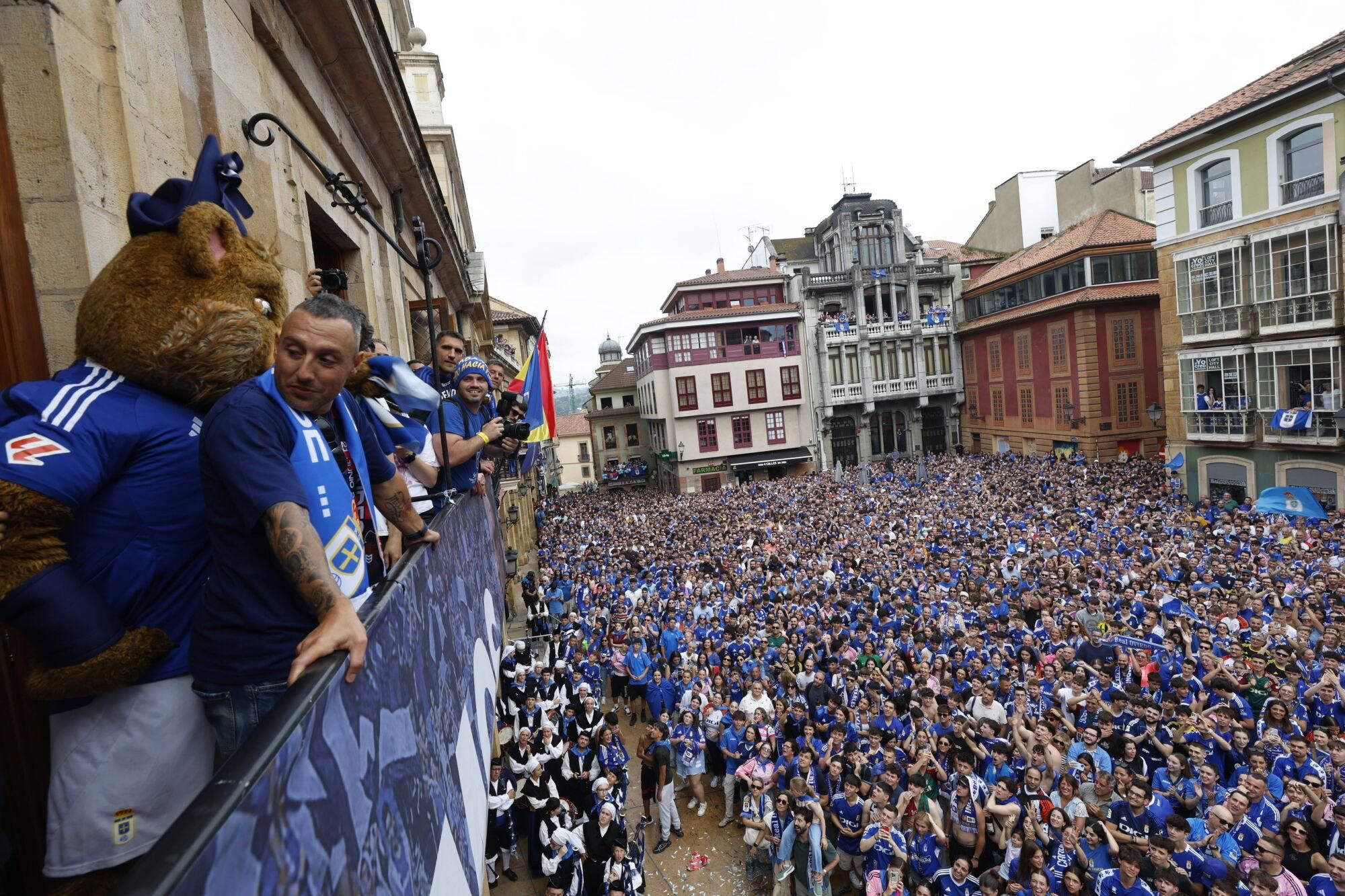 Locura azul en las calles de Oviedo para celebrar el ascenso del equipo a Primera División