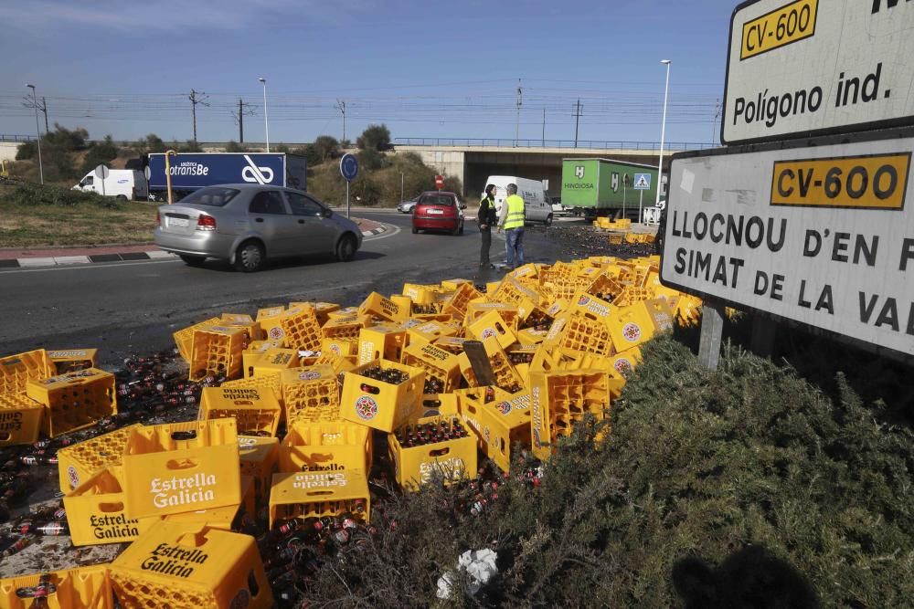 Un camión cargado de botellines de cerveza pierde su mercancía en Xàtiva