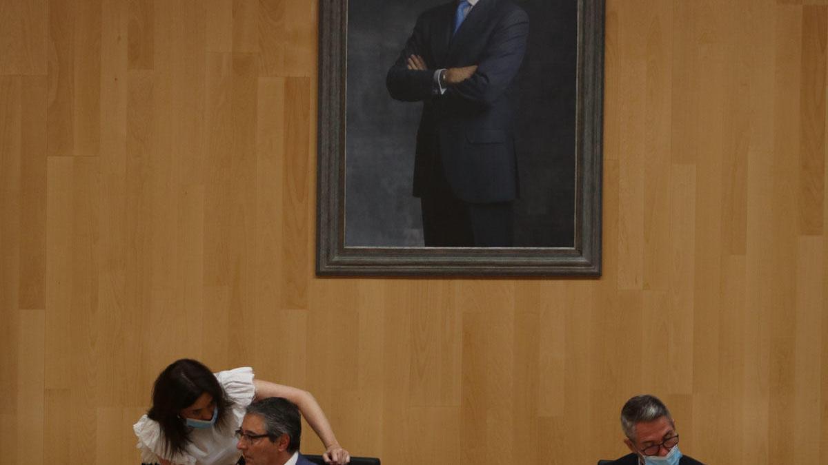 Margarita del Cid charla con el presidente de la Diputación, Francisco Salado, junto a Juan Carlos Maldonado.