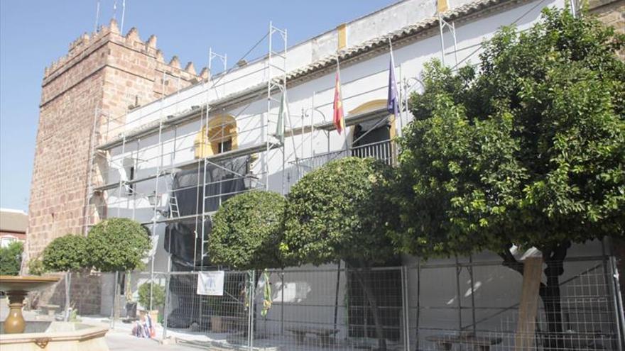 El Ayuntamiento restaura la fachada principal de la Casa Consistorial