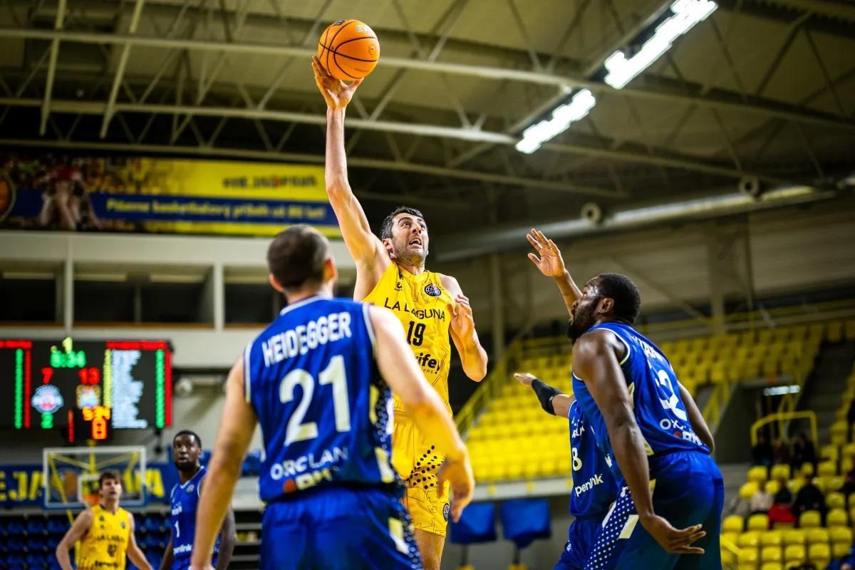 Shermadini trata de anotar ante la mirada de varios jugadores del Herzliya.