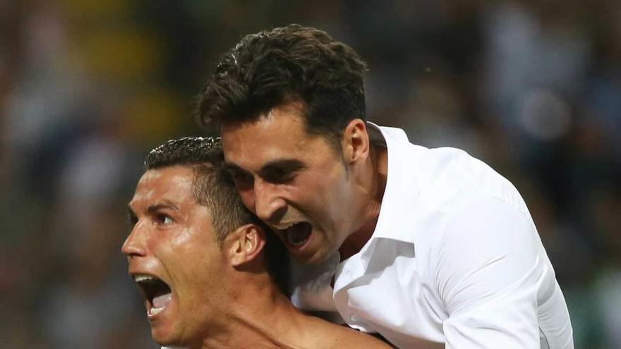 Arbeloa abraza a Cristiano Ronaldo después de que el Madrid ganara la undécima Liga de Campeones en Milán ante el Atlético de Madrid.