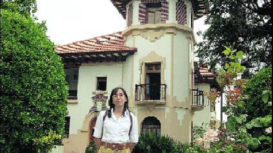 Marta Llavota, ante una casa indiana de Posada de Llanes.