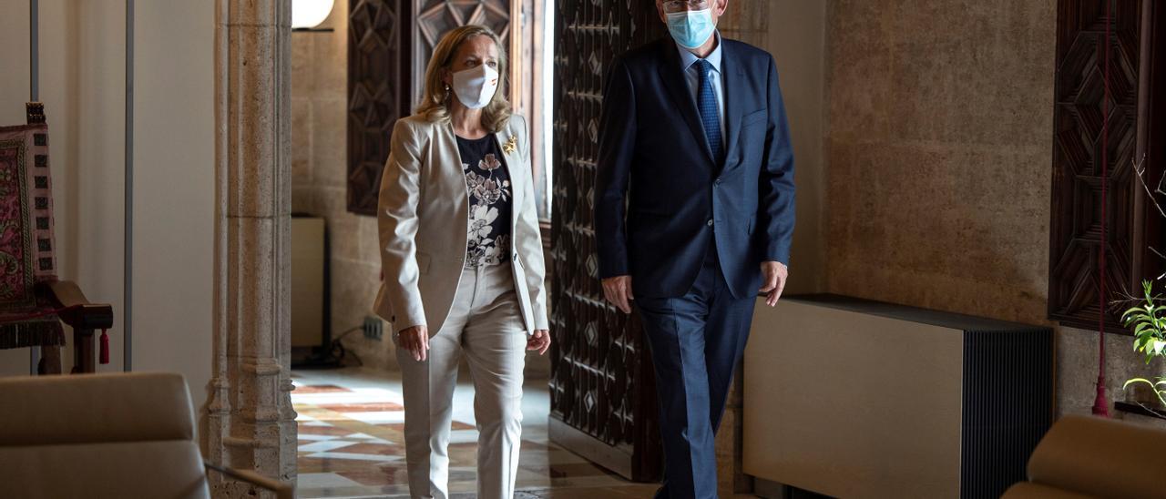 La vicepresidenta Nadia Calviño y Ximo Puig minutos antes de su comparecencia en el Palau