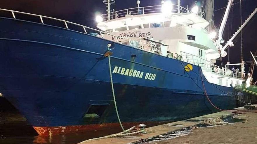 Una imagen de archivo del atunero hundido &quot;Albacora Seis&quot;, de armadora vasca pero que tenía base en el puerto de Vigo. //.C.L.