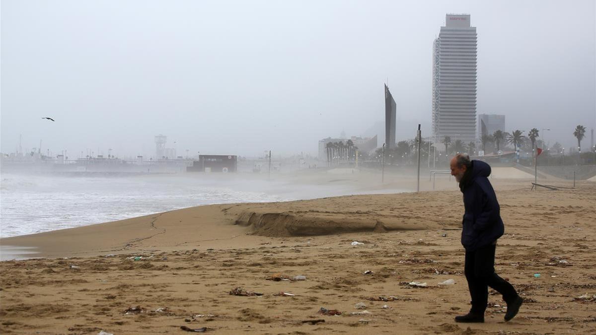 Barcelona 22 01 2020 Barcelona Estado de las playas de tras 3 dias de fuerte oleaje y viento tras la borrasca Gloria  que dejado sin arena y castigado el mobiliario  En la foto estado de la playa del Bogatell  Foto de RICARD CUGAT