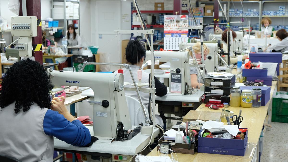 Trabajadoras en una fábrica de calzado de Elda.