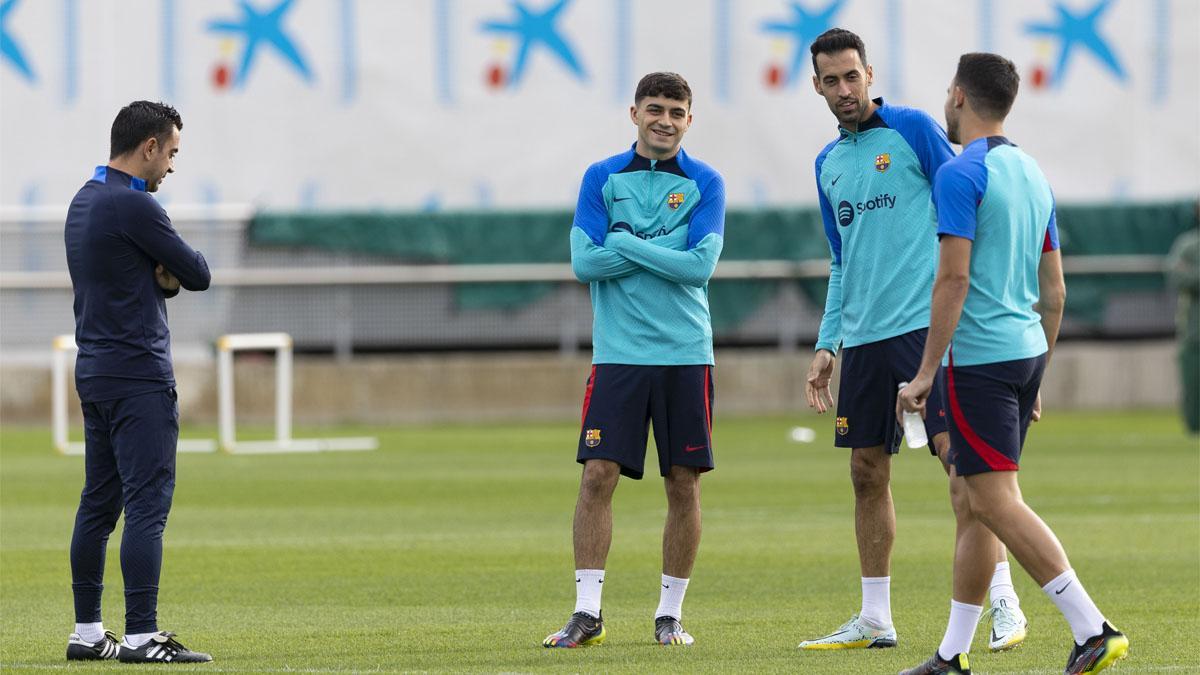 Xavi, en el inicio de la sesión de entrenamiento con Pedri y Busquets