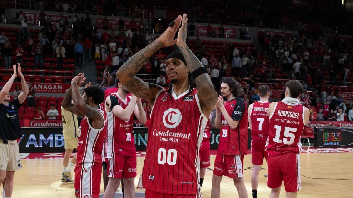 Devin Robinson aplaude a la afición tras el partido ante el Barcelona en el Felipe.
