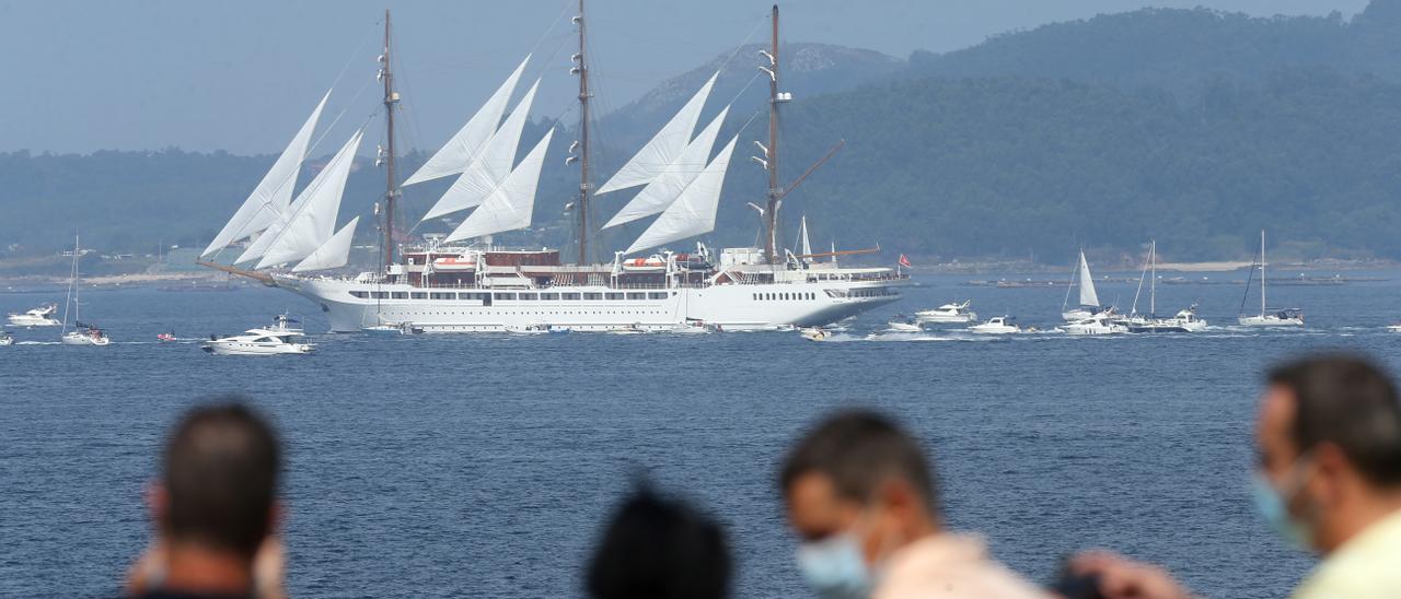 El &quot;Sea Cloud Spirit&quot;, tras su salida de Vigo