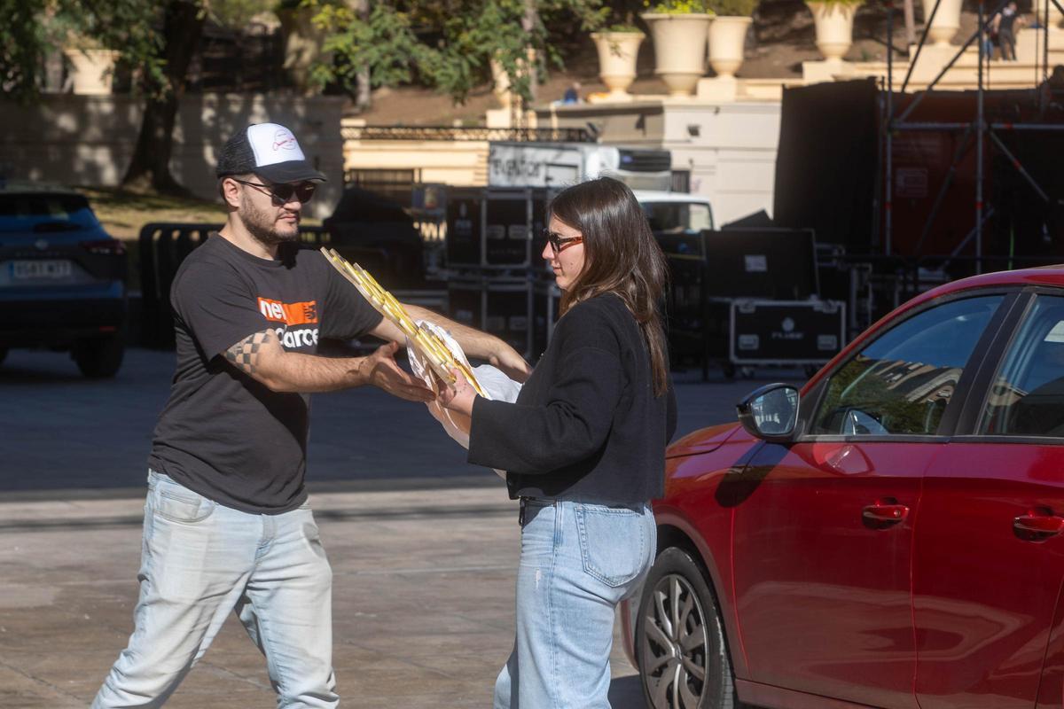 Así es el montaje de la zona "gastro" del Benidorm Fest y los exteriores del Palau
