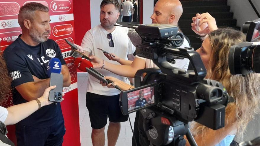 Óscar Cano atendió ayer a los medios de comunicación tras el primer entrenamiento. | LOZ
