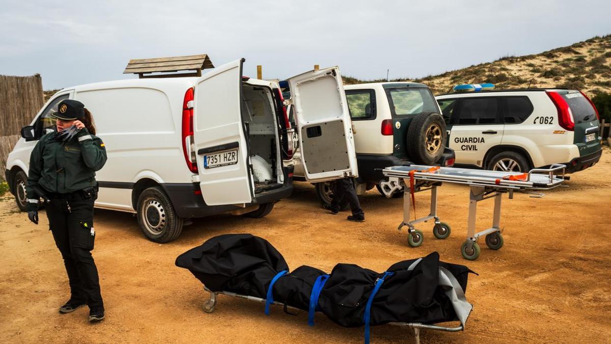 Una guardia civil custodia un cadáver recuperado en Formentera en marzo de este 2024.