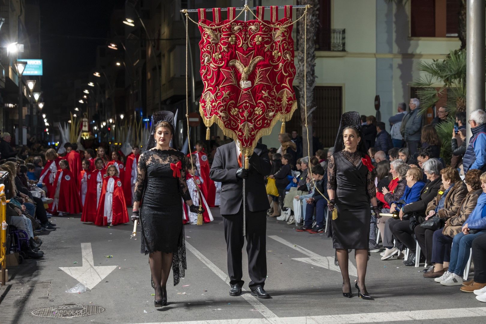 Las quince cofradías de la Semana Santa de Torrevieja recorrieron las calles en Viernes Santo