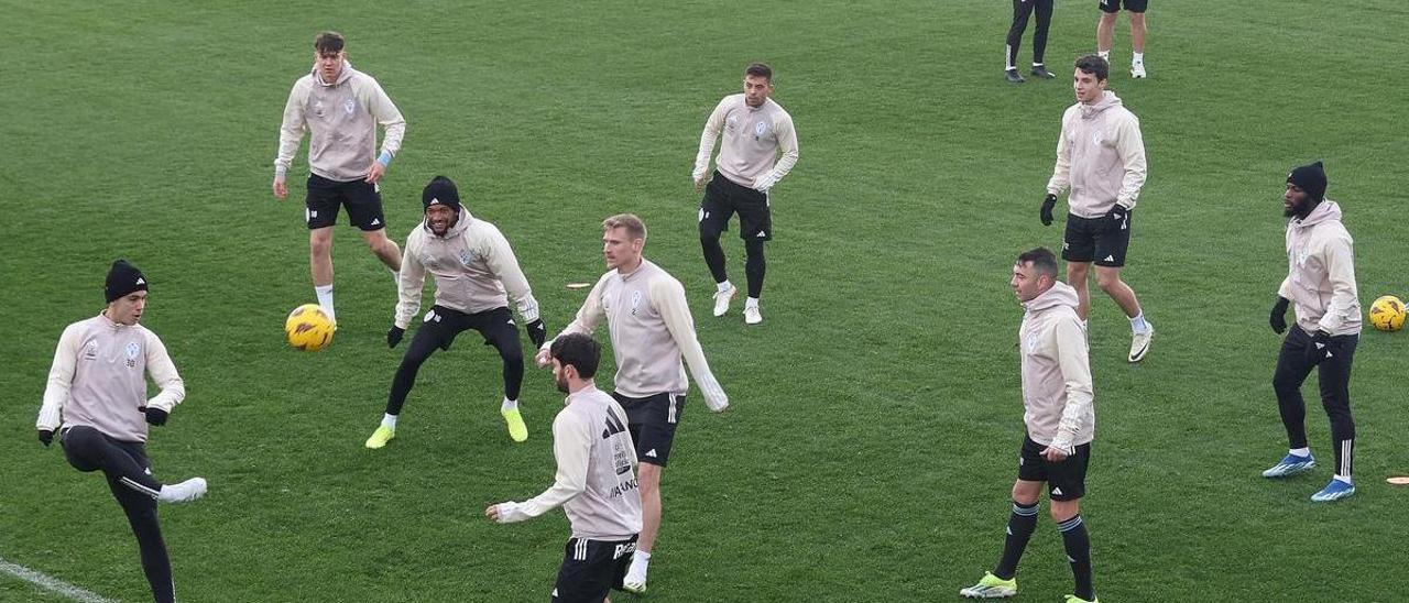 Los jugadores del Celta durante el entrenamiento de ayer en Afouteza.